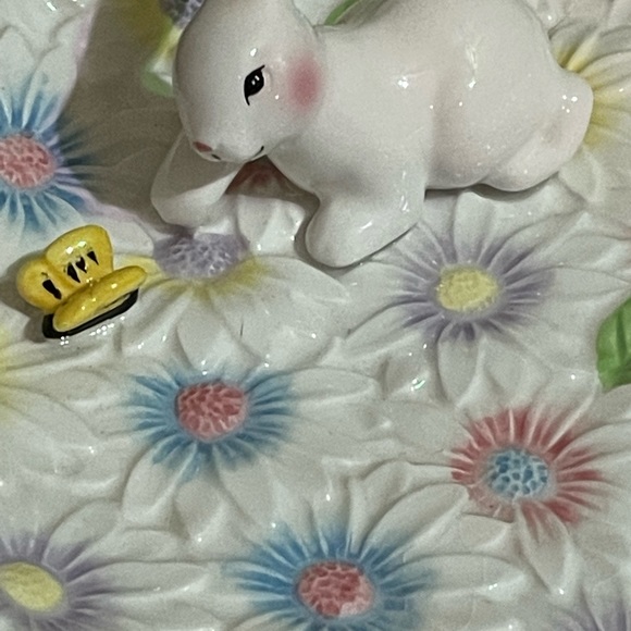 Beautiful pastel colors, Easter bunnies serving dish and basket. - Picture 4 of 4